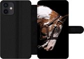 Bookcase Geschikt voor iPhone 12 telefoonhoesje - Paard - Halster - Vlekken - Met vakjes - Wallet case met magneetsluiting