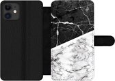 Bookcase Geschikt voor iPhone 12 Pro telefoonhoesje - Marmer print - Zwart - Wit - Met vakjes - Wallet case met magneetsluiting