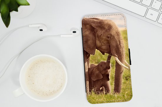 Étui pour téléphone iPhone 12 Bookcase - Éléphant - Herbe - Jeune - Tronc - Avec compartiments - Étui portefeuille avec fermeture magnétique