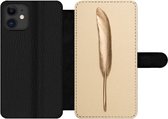 Bookcase Geschikt voor iPhone 12 Pro telefoonhoesje - Goud geverfde veer op een gouden achtergrond - Met vakjes - Wallet case met magneetsluiting