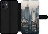 Bookcase Geschikt voor iPhone 12 telefoonhoesje - Skyline van New York - Met vakjes - Wallet case met magneetsluiting