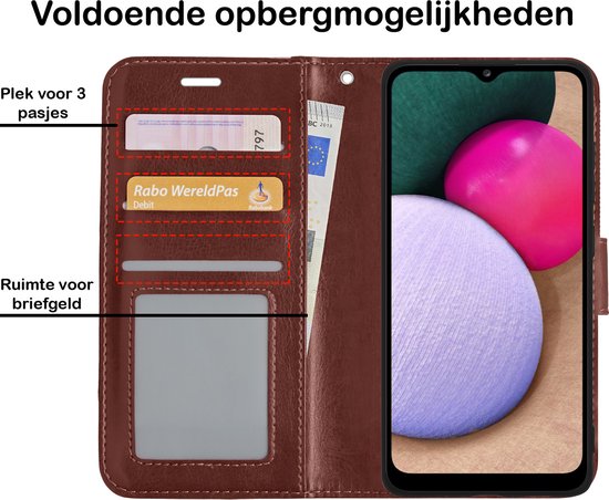 Bruine telefoonhoes met ruimte voor 3 pasjes en briefgeld, met Samsung Galaxy A03s.