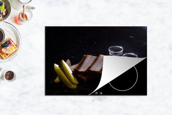 KitchenYeah® Inductie beschermer 78x52 cm - Twee glaasjes Wodka op een zwarte achtergrond - Kookplaataccessoires - Afdekplaat voor kookplaat - Inductiebeschermer - Inductiemat - Inductieplaat mat - Merkloos