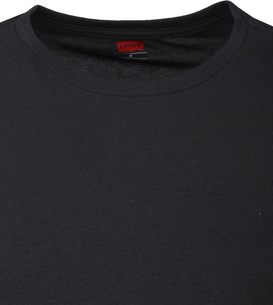 Detail van een zwart Levi's T-shirt met ronde hals en maat M label.