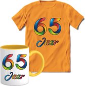 65 Jaar Vrolijke Verjaadag T-shirt met mok giftset Geel | Verjaardag cadeau pakket set | Grappig feest shirt Heren – Dames – Unisex kleding | Koffie en thee mok | Maat XXL