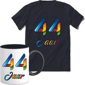 44 Jaar Vrolijke Verjaadag T-shirt met mok giftset Zwart | Verjaardag cadeau pakket set | Grappig feest shirt Heren – Dames – Unisex kleding | Koffie en thee mok | Maat 3XL