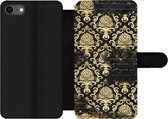Bookcase Geschikt voor iPhone SE 2020 telefoonhoesje - Zwart - Ornament - Goud - Met vakjes - Wallet case met magneetsluiting