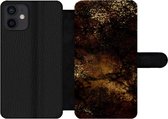 Bookcase Geschikt voor iPhone 12 telefoonhoesje - Goud - Zwart - Luxe - Met vakjes - Wallet case met magneetsluiting