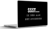 Laptop sticker - 11.6 inch - School - Quotes - Zwart - Wit - Spreuken - Ssst... Ik ben aan het studeren - 30x21cm - Laptopstickers - Laptop skin - Cover