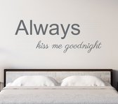 Stickerheld - Muursticker Always kiss me goodnight - Slaapkamer - Liefde - Boven je bed - Engelse Teksten - Mat Donkergrijs - 55x143.7cm
