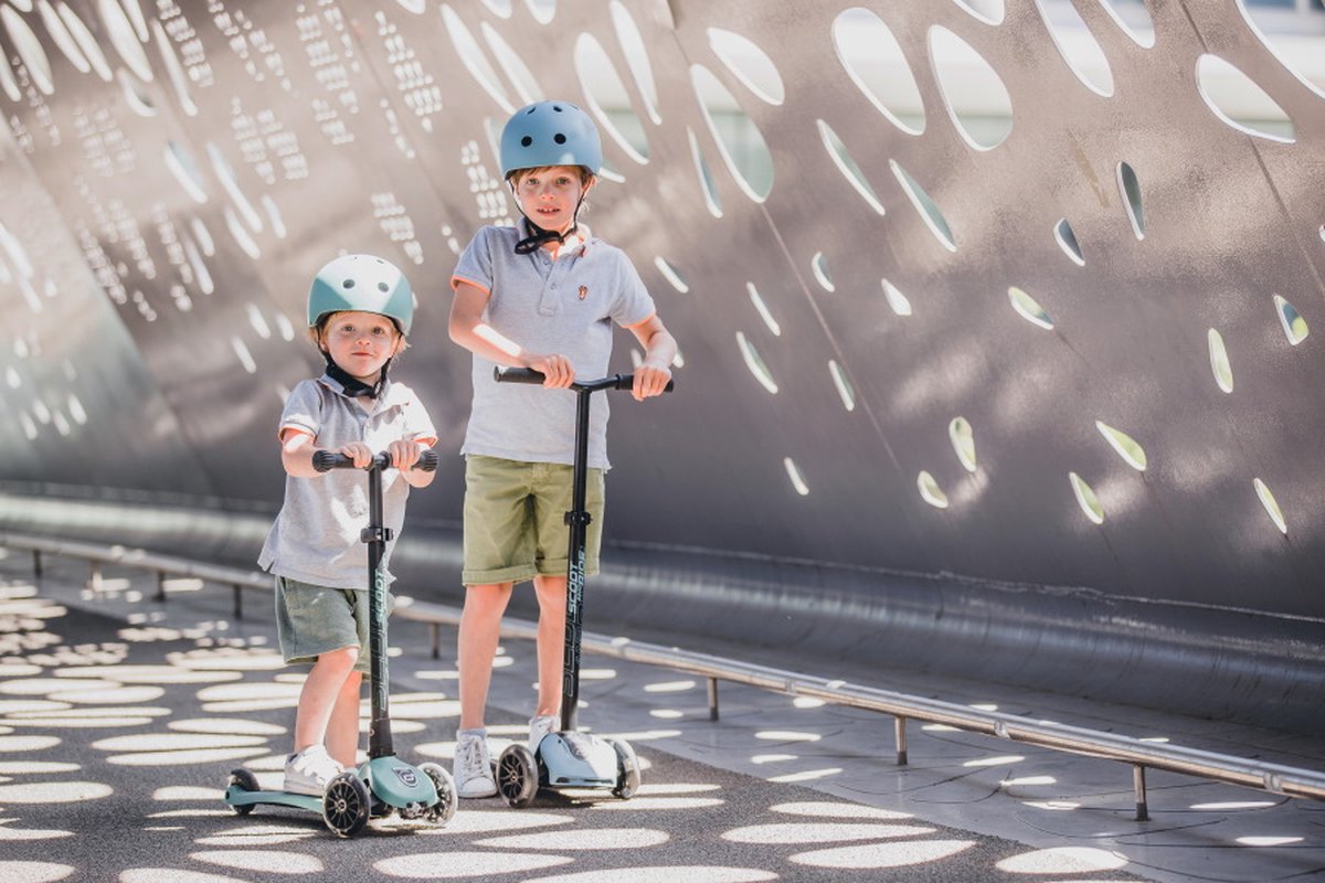 Scoot & Ride Highwaykick 5 LED - Kinderstep - LED voorwielen, 3 wielen, antislip deck & voetrem - verstelbaar stuur 60-90 cm, afneembare stuurstang - 5+ jaar (118-180 cm), max 80 kg, PU wielen 120/80 mm, Ash thumbnail 2
