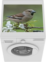 Wasmachine beschermer mat - Een gekleurde appelvink zit tussen de witte bloesems - Breedte 55 cm x hoogte 45 cm