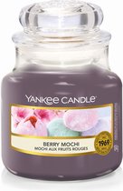 Yankee Candle Geurkaars Small Berry Mochi - 9 cm / ø 6 cm