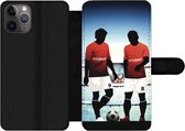 Bookcase Geschikt voor iPhone 11 Pro Max telefoonhoesje - Een illustratie van twee voetballers in een stadion - Jongens - Meiden - Kids - Met vakjes - Wallet case met magneetsluiting