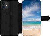 Bookcase Convient pour iPhone 11 - Une plage tropicale à Hawaï où les vagues s'échouent - Avec compartiments - Étui portefeuille avec fermeture magnétique