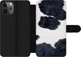 Bookcase Geschikt voor iPhone 11 Pro Max telefoonhoesje - Afbeelding van een zwart-witte koeienhuid - Met vakjes - Wallet case met magneetsluiting