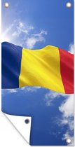 Tuinposter De vlag van Roemenië wappert in de lucht - 30x60 cm - Tuindoek - Buitenposter