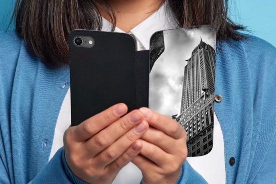 Étui pour téléphone iPhone 7 Bookcase - Chrysler Building à New York à partir du bas en noir et blanc - Avec poches - Étui portefeuille avec fermeture magnétique