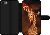 Bookcase Geschikt voor iPhone SE 2020 telefoonhoesje - Giraffe - Kalf - Portret - Met vakjes - Wallet case met magneetsluiting