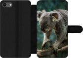 Bookcase Geschikt voor iPhone 7 telefoonhoesje - Koala - Boom - Klimmen - Kids - Jongens - Meiden - Met vakjes - Wallet case met magneetsluiting
