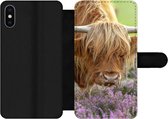 Bookcase Geschikt voor iPhone X telefoonhoesje - Schotse Hooglander - Paars - Bloemen - Met vakjes - Wallet case met magneetsluiting