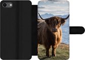 Bookcase Geschikt voor iPhone SE 2020 telefoonhoesje - Schotse Hooglander - Bergen - Zee - Met vakjes - Wallet case met magneetsluiting