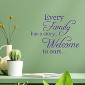 Stickerheld - Muursticker "Every family has a story... Welcome to ours..." Quote - Woonkamer - inspirerend - Engelse Teksten - Mat Paars - 41.3x51.8cm