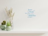 Stickerheld - Muursticker "Every family has a story... Welcome to ours..." Quote - Woonkamer - inspirerend - Engelse Teksten - Mat Lichtblauw - 27.5x34.6cm