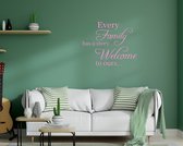 Stickerheld - Muursticker "Every family has a story... Welcome to ours..." Quote - Woonkamer - inspirerend - Engelse Teksten - Mat Babyroze - 41.3x51.8cm