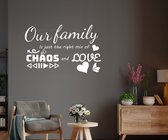 Stickerheld - Muursticker "Our family is just the right mix of chaos and love" Quote - Woonkamer - inspirerend - Engelse Teksten - Mat Wit - 55x86cm