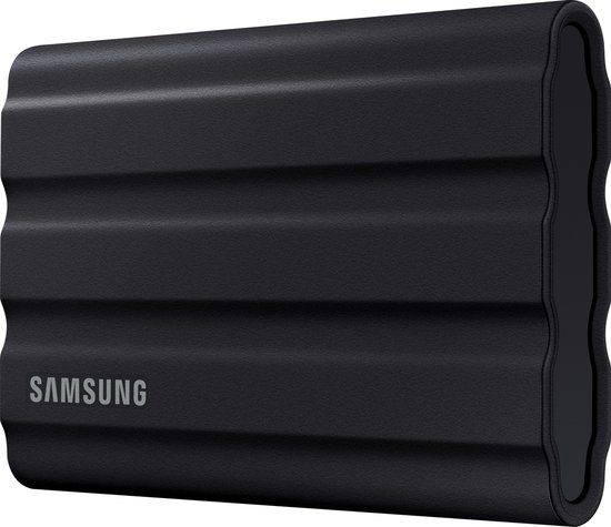 Zwarte Samsung T7 Shield SSD met geribbelde textuur.