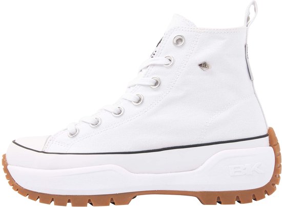 Witte hoge sneaker van canvas met bruine, dikke profielzool en veters.