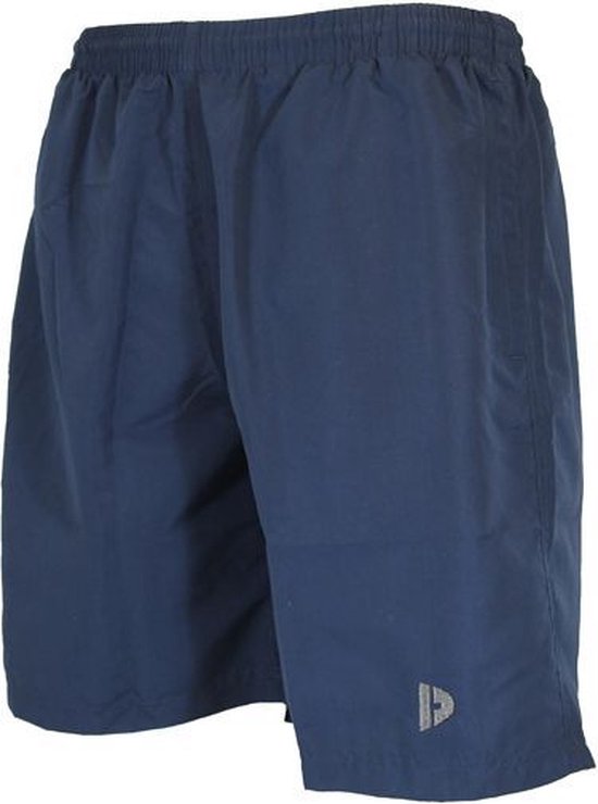 Donkerblauwe sportshort met logo op linkerbeen, voorkant.