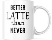 Mok met tekst: Better Latte Than Never | Grappige mok | Grappige Cadeaus | Koffiemok | Koffiebeker | Theemok | Theebeker