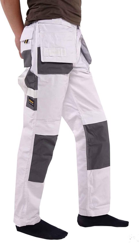 Witte werkbroek met donkergrijze knie- en zakverstevigingen, model draagt zwarte sokken.