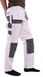 Witte werkbroek met donkergrijze knie- en zakverstevigingen, model draagt zwarte sokken.