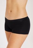 Zij-aanzicht van een vrouw die een zwarte short draagt.