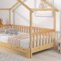 Natuurlijk houten huisbedframe met spijlen, dakconstructie, kussens en decoratie.