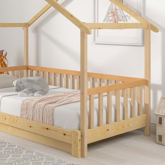 Natuurlijk houten huisbedframe met spijlen, dakconstructie, kussens en decoratie.