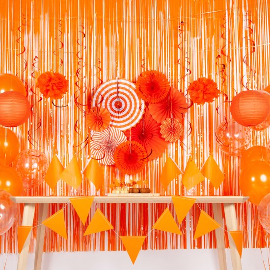 Oranje feestdecoratie met tafelkleed, slingers, ballonnen, waaierdecoratie en vlaggetjes voor een 'Ik hou van Holland' themafeest.