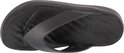 Tongs compensées noires Crocs, vues de dessus, avec une large bride et une semelle Croslite.
