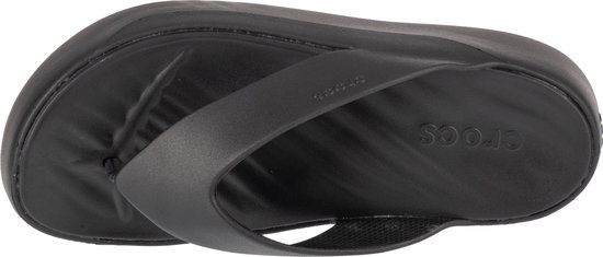 Tongs compensées noires Crocs, vues de dessus, avec une large bride et une semelle Croslite.