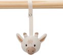 Witte gebreide giraffe knuffel met bruine accenten, hangend aan een houten stok.