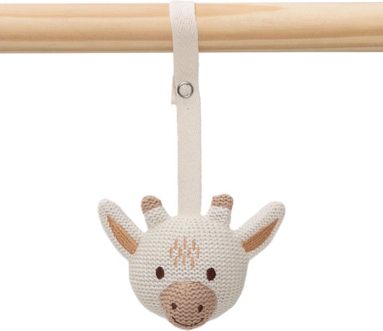 Witte gebreide giraffe knuffel met bruine accenten, hangend aan een houten stok.