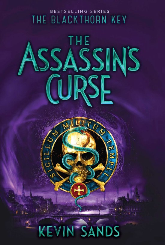 Boekcover van 'The Assassin's Curse' met een schedel, slang en kruis op een paarse achtergrond.