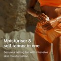 Gouden getinte huid van een vrouw in oranje outfit, die zichzelf insmeert met bruinende mousse.