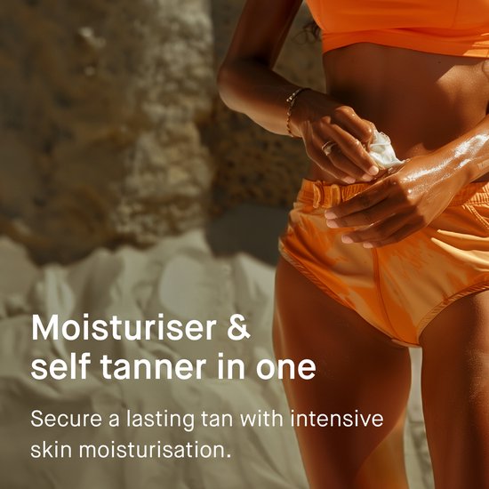 Gouden getinte huid van een vrouw in oranje outfit, die zichzelf insmeert met bruinende mousse.