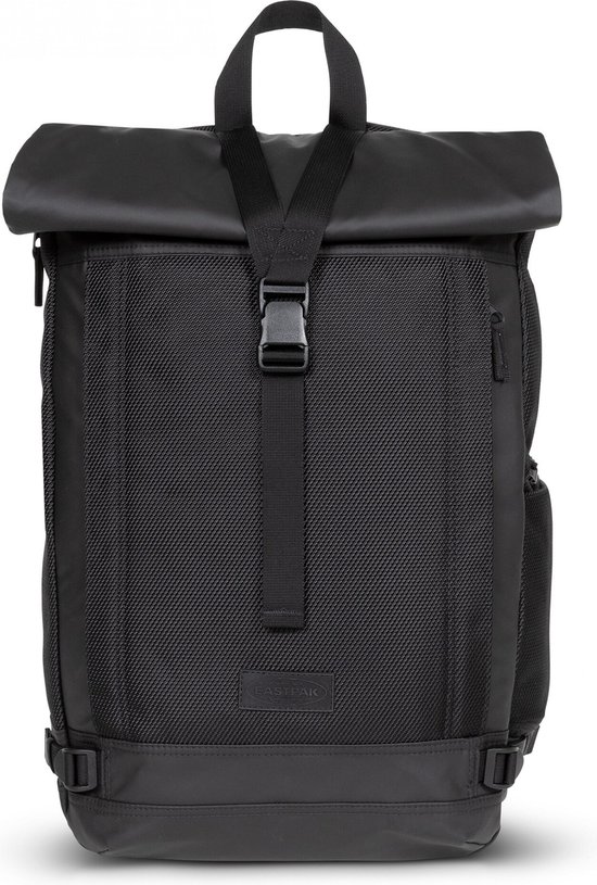 Zwarte roll-top rugzak met gesp, banden en mesh voorkant. Eastpak logo op de voorkant.