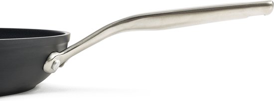 Zijaanzicht van een zwarte KitchenAid-koekenpan met een ergonomische, roestvrijstalen handgreep.