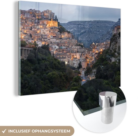 MuchoWow® Glasschilderij 60x40 cm - Schilderij acrylglas - Een stadsgezicht in bergen bij nacht - Foto op glas - Schilderijen